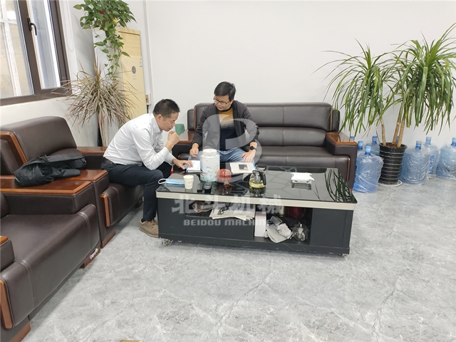 蘇州客戶走進91视频下载网站機械,詳細了解木材91视频大全黄色新工藝